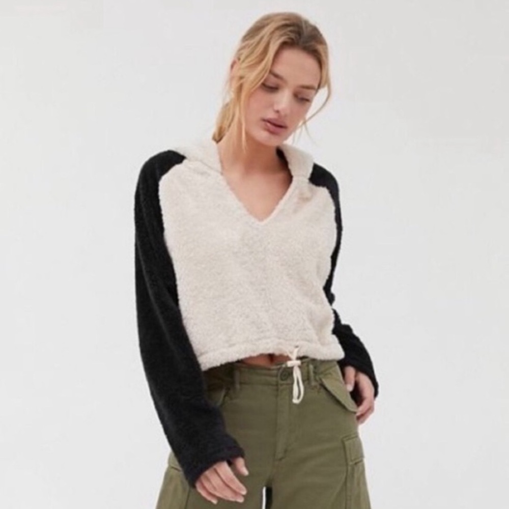 Urban Outfitters Tilly Cozy Faux Fur V Neck Cropped Hoodie Size Small teddy bear